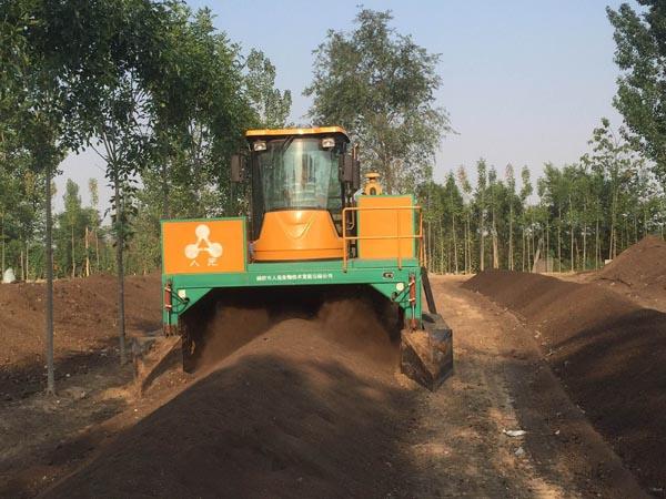 履带式地面翻堆机在室外作业实例图片