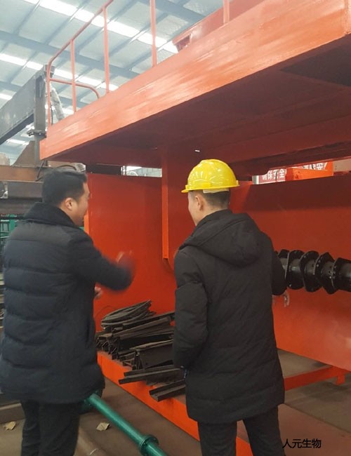 使用禽畜粪便发酵翻抛机设备自产自销有机肥料